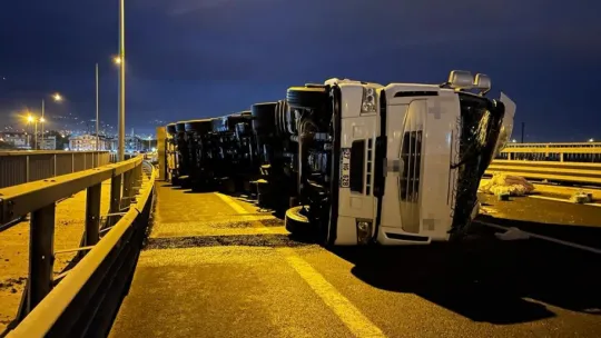 Tekstil malzemesi yüklü tır devrildi