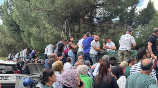 Tel örgü ardında sınav molası: Velilerden çocuklarına moral desteği