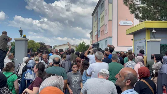 Tel örgü ardında sınav molası: Velilerden çocuklarına moral desteği