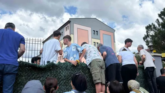 Tel örgü ardında sınav molası: Velilerden çocuklarına moral desteği