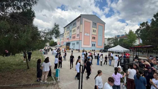 Tel örgü ardında sınav molası: Velilerden çocuklarına moral desteği