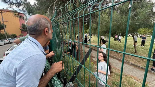 Tel örgü ardında sınav molası: Velilerden çocuklarına moral desteği