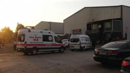 Tel sarma makinesine sıkışan genç, olay yerinde hayatını kaybetti