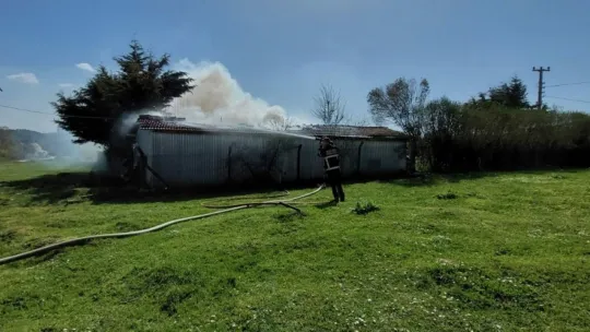 Gönüllü itfaiyeci barakada çıkan yangını söndürdü