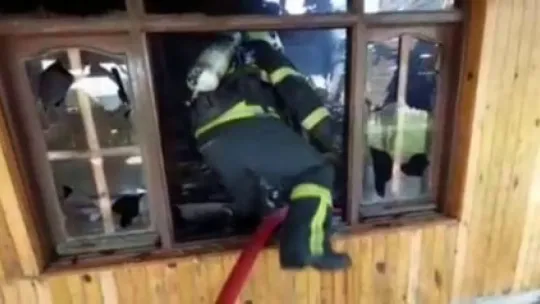 Gönüllü itfaiyeci barakada çıkan yangını söndürdü