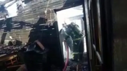 Gönüllü itfaiyeci barakada çıkan yangını söndürdü