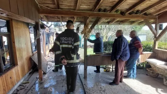 Gönüllü itfaiyeci barakada çıkan yangını söndürdü