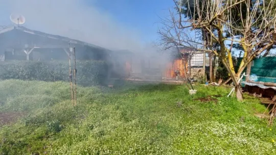 Gönüllü itfaiyeci barakada çıkan yangını söndürdü