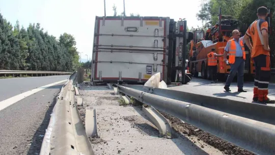 TEM bağlantı yolunda tır devrildi