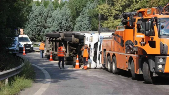 TEM bağlantı yolunda tır devrildi