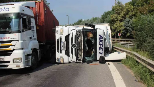 TEM bağlantı yolunda tır devrildi