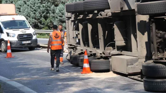 TEM bağlantı yolunda tır devrildi