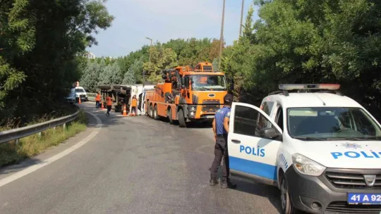 TEM bağlantı yolunda tır devrildi