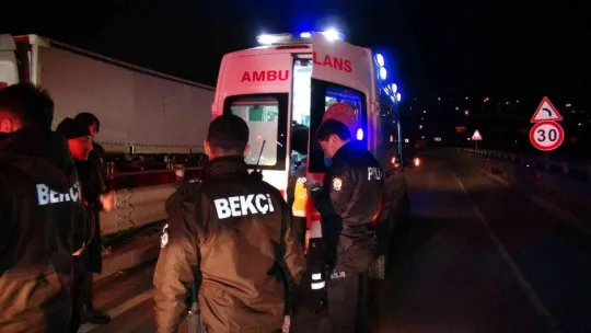 Kocaeli TEM çıkışında tır devrildi!