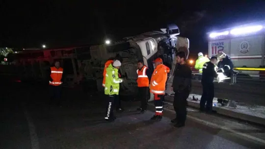 Kocaeli TEM çıkışında tır devrildi!