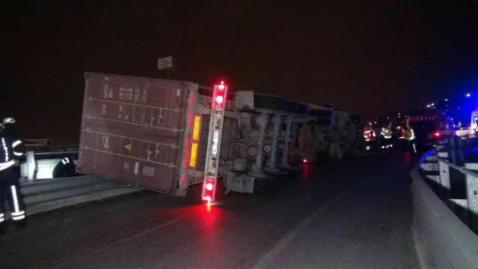 Kocaeli TEM çıkışında tır devrildi!