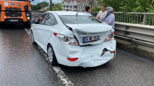 Kocaeli TEM'de 13 araç zincirleme kazaya karıştı