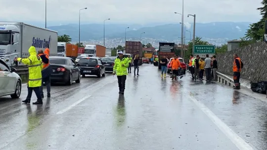 Kocaeli TEM'de 13 araç zincirleme kazaya karıştı