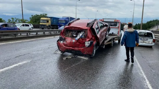 Kocaeli TEM'de 13 araç zincirleme kazaya karıştı