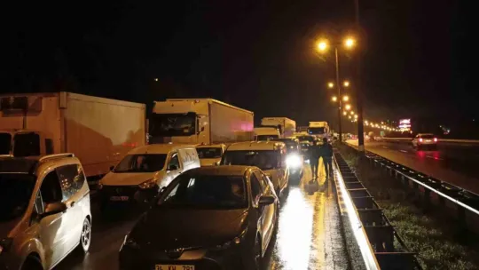 TEM'de 18 araçlık zincirleme kaza: 4 kişi yaralandı