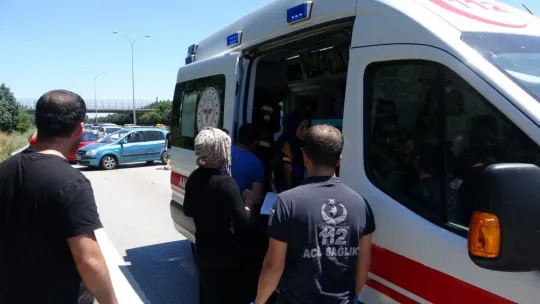 TEM'de 2 otomobil çarpıştı