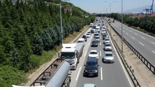 TEM'de 2 otomobil çarpıştı