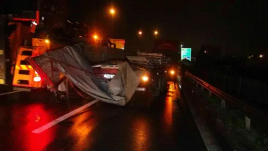Kocaeli TEM'de zincirleme kaza!