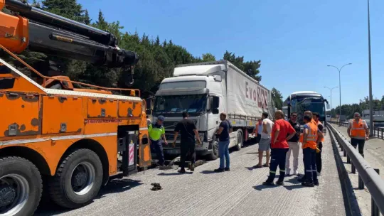 TEM'de 2 tır ve yolcu otobüsü kazaya karıştı: 1'i ağır 3 yaralı