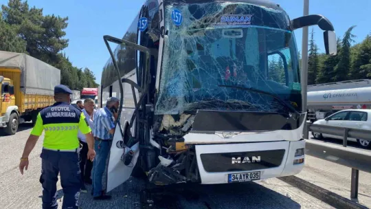 TEM'de 2 tır ve yolcu otobüsü kazaya karıştı: 1'i ağır 3 yaralı
