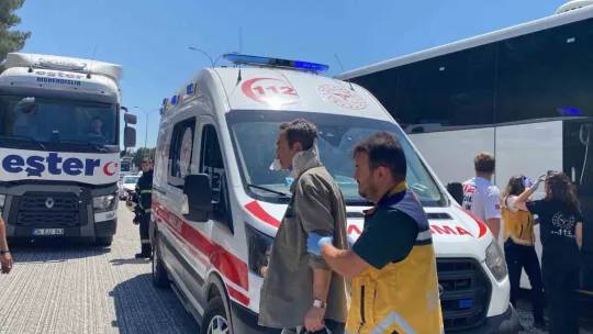 TEM'de 2 tır ve yolcu otobüsü kazaya karıştı: 1'i ağır 3 yaralı