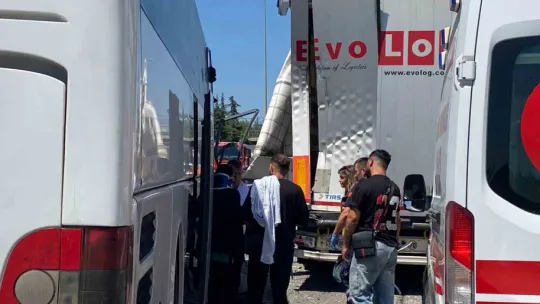 TEM'de 2 tır ve yolcu otobüsü kazaya karıştı: 1'i ağır 3 yaralı