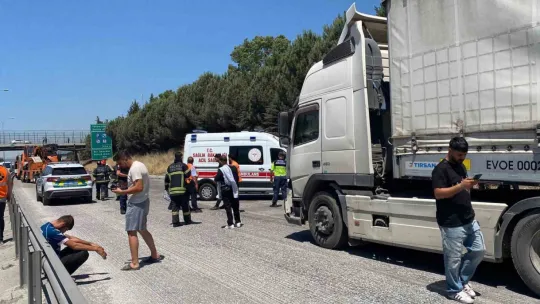 TEM'de 2 tır ve yolcu otobüsü kazaya karıştı: 1'i ağır 3 yaralı