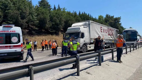 TEM'de 2 tır ve yolcu otobüsü kazaya karıştı: 1'i ağır 3 yaralı
