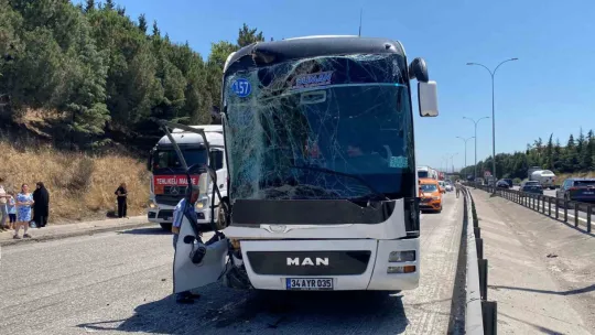 TEM'de 2 tır ve yolcu otobüsü kazaya karıştı: 1'i ağır 3 yaralı