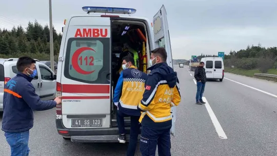 TEM'de 3 araç birbirine girdi: 2 yaralı