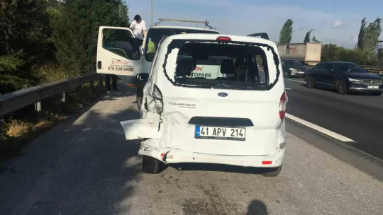 TEM'de 3 araç çarpıştı: 3 yaralı
