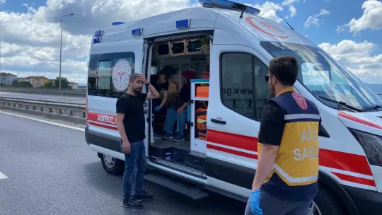 TEM'de 3 araç kazaya karıştı: 1'i çocuk 7 yaralı
