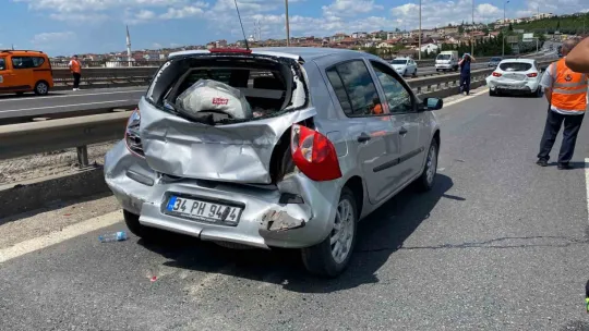 TEM'de 3 araç kazaya karıştı: 1'i çocuk 7 yaralı