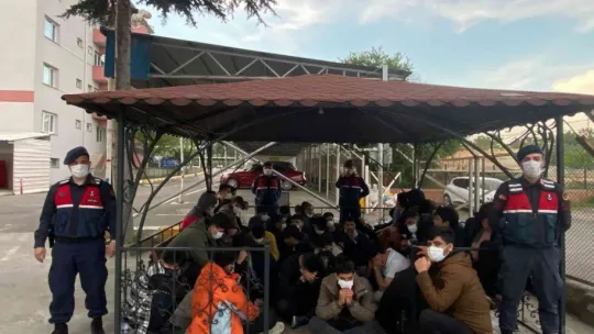 TEM'de 46 kaçak göçmen yakalandı, 3 kişi tutuklandı