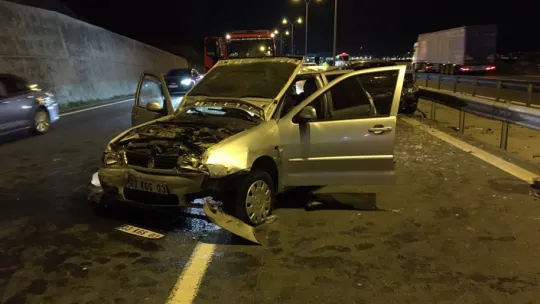 TEM'de 5 otomobil kazaya karıştı : 1'i bebek 5 yaralı