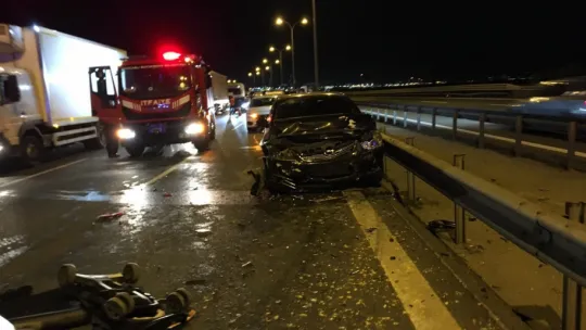 TEM'de 5 otomobil kazaya karıştı : 1'i bebek 5 yaralı