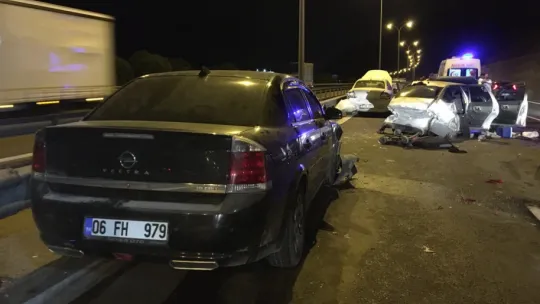 TEM'de 5 otomobil kazaya karıştı : 1'i bebek 5 yaralı