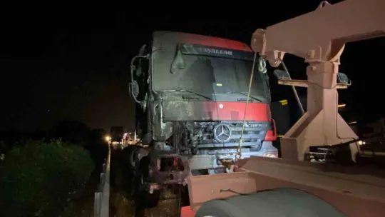 TEM'de alev topuna dönen tır trafiği durdurdu
