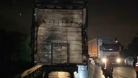 TEM'de alev topuna dönen tır trafiği durdurdu