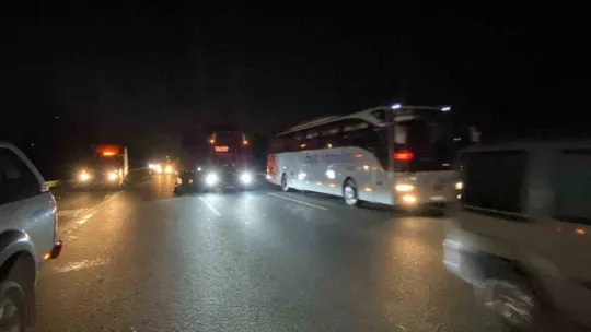 TEM'de alev topuna dönen tır trafiği durdurdu