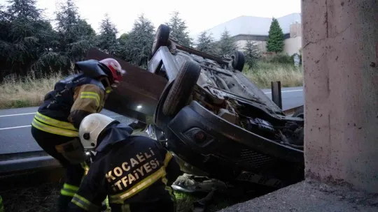 Kocaeli TEM'de otomobil bariyere çarpıp takla attı