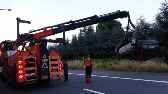 Kocaeli TEM'de otomobil bariyere çarpıp takla attı
