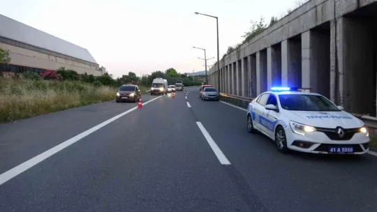 Kocaeli TEM'de otomobil bariyere çarpıp takla attı
