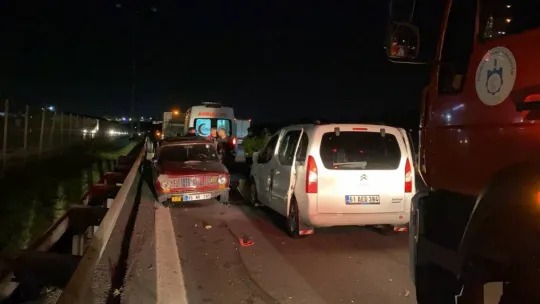 TEM'de iki araç çarpıştı: 3 yaralı!