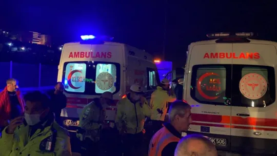 TEM'de iki araç çarpıştı: 3 yaralı!